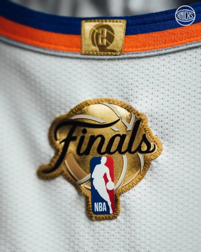 爱游戏体育官方入口-万事俱备！NBA官方展示尼克斯今日比赛球衣细节