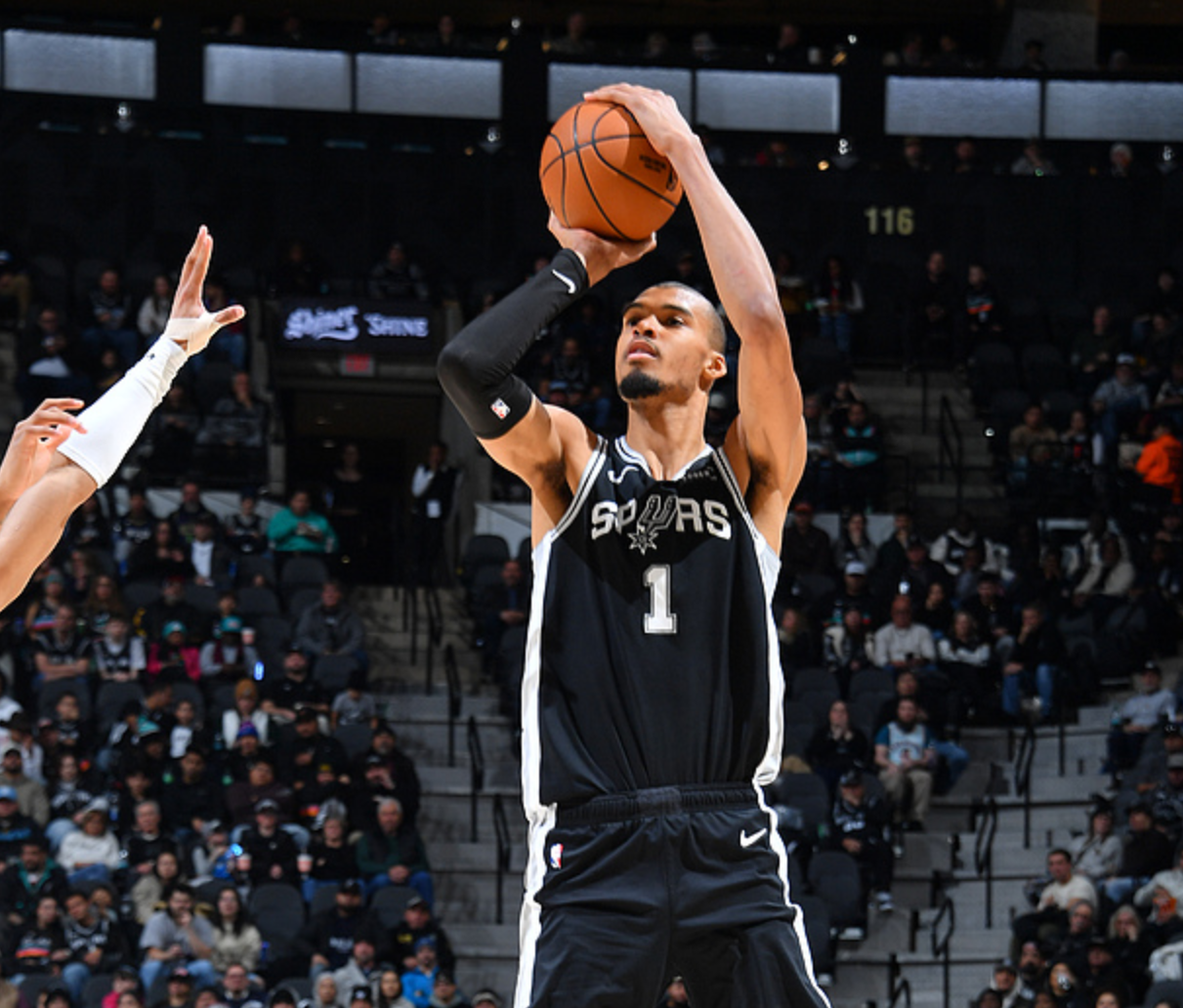 爱游戏体育官方入口-西部最新排名：勇士创NBA奇迹，湖人收大礼，雷霆爆冷连败
