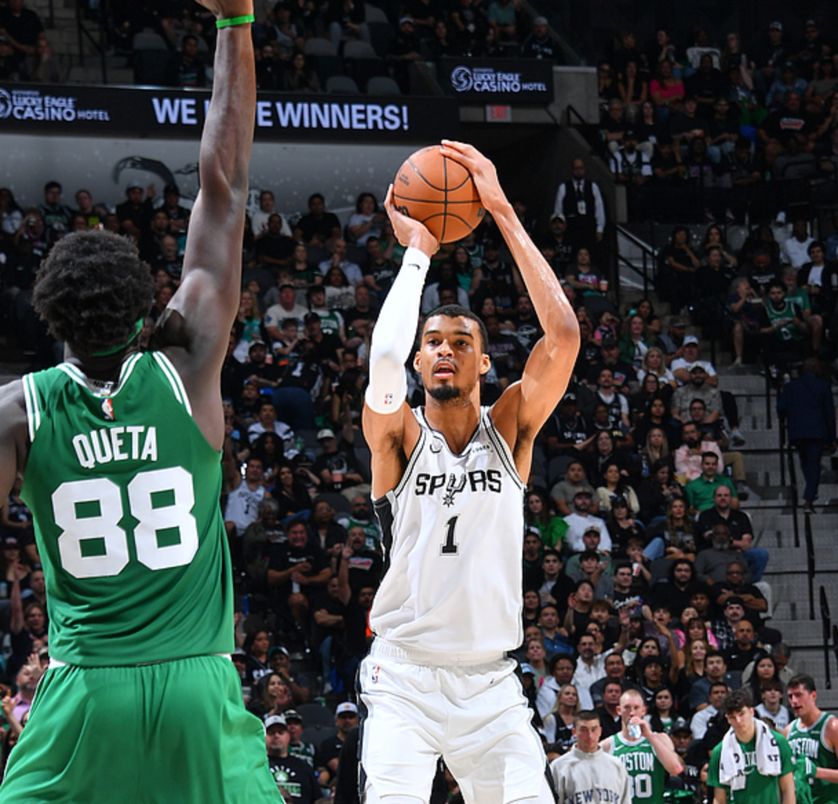 爱游戏体育登录入口-西部排名又变了：湖人创NBA奇迹，快船收大礼，3队排名互换